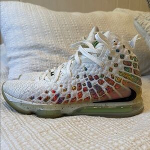 Lebron XVII Men’s Size 9 sneaker